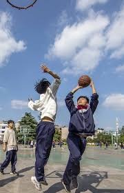 亚特兰大勇士在 2021 年击败太空人夺冠，弗里曼捧起冠军奖杯后转投道奇